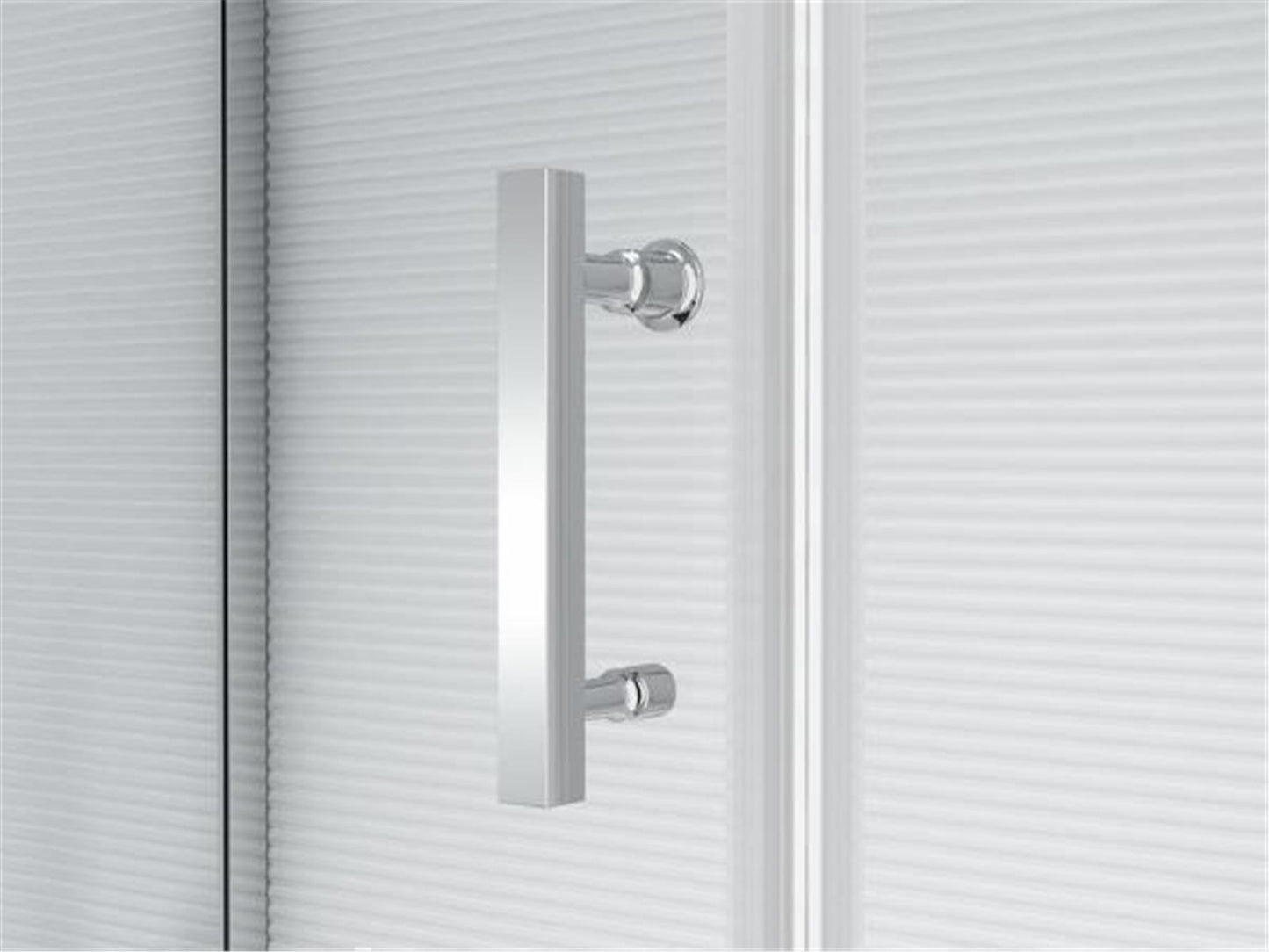 Verchromter Griff und Aluminium-Profil der Duschkabine 