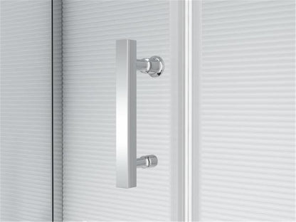 Verchromter Griff und Aluminium-Profil der Duschkabine 