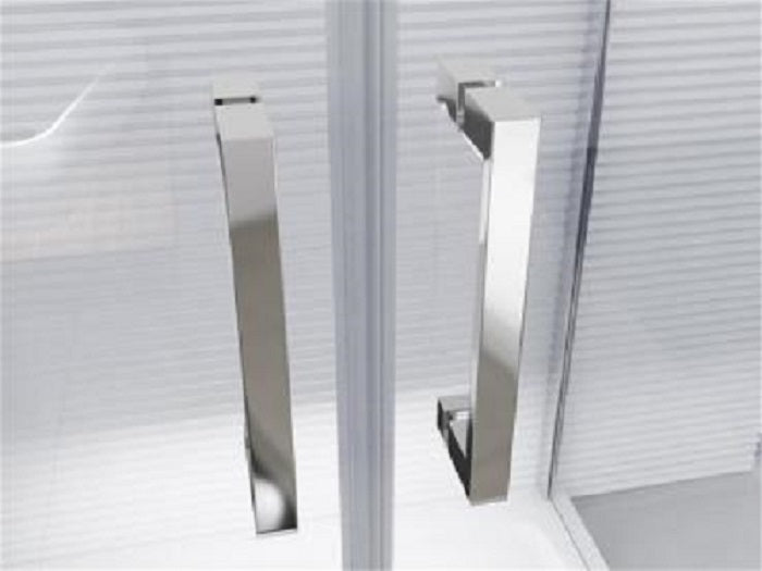 Verchromte Griffe und Aluminium-Wandprofil der Duschkabine Amaya
